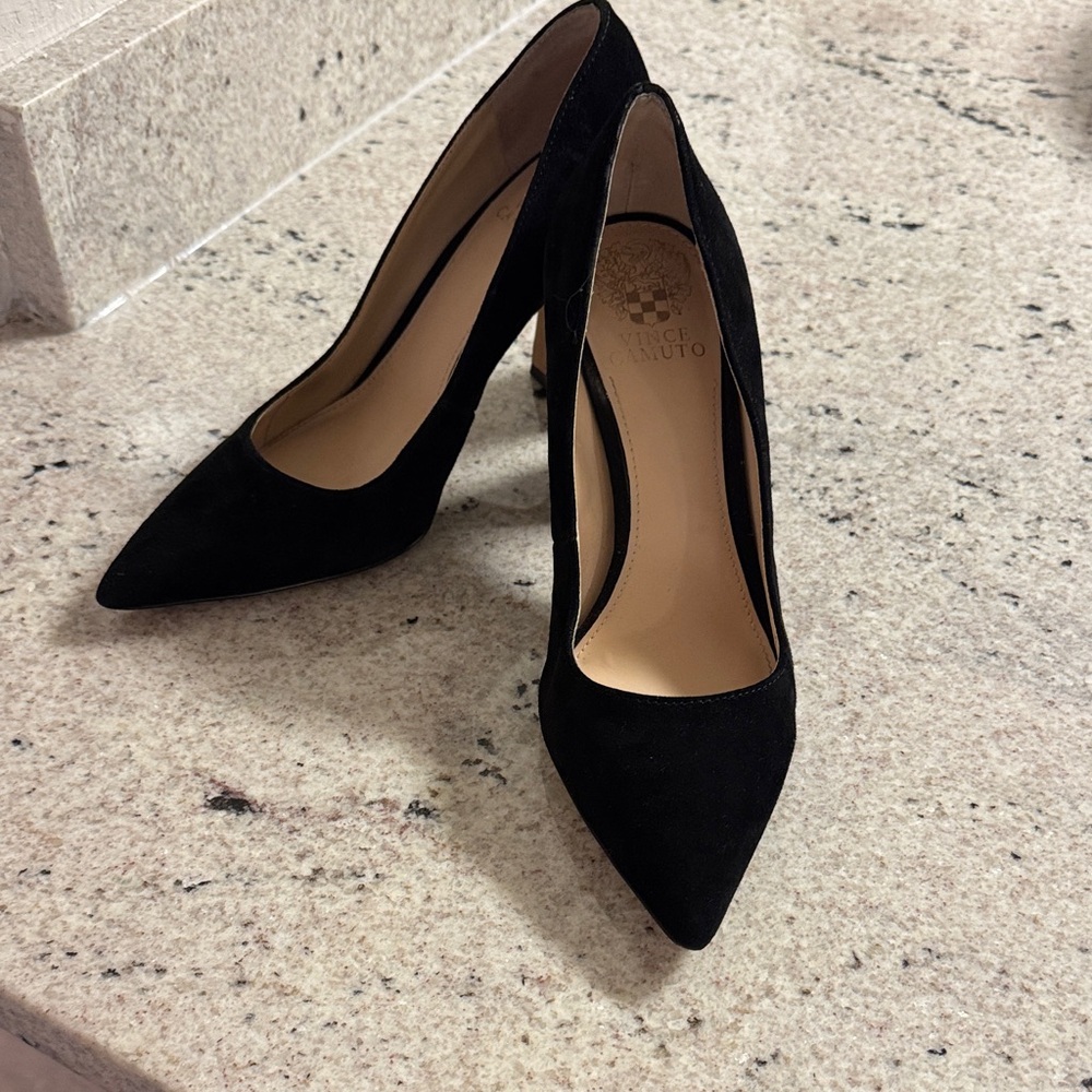 EUC Vince Camuto Black Suede Heels